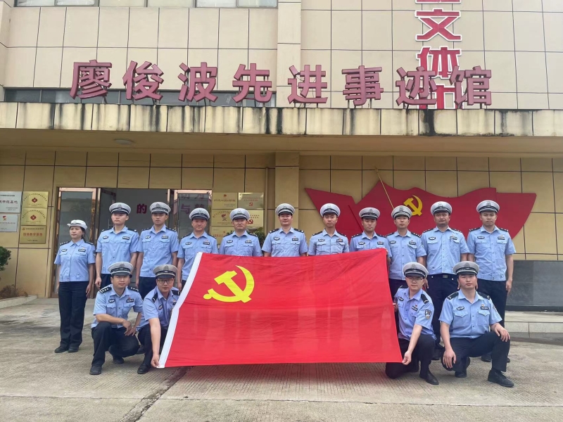 参加人员在廖俊波先进事迹馆外合影（拍摄人 南平高速交警支队六大队 韦雄飞）.jpg