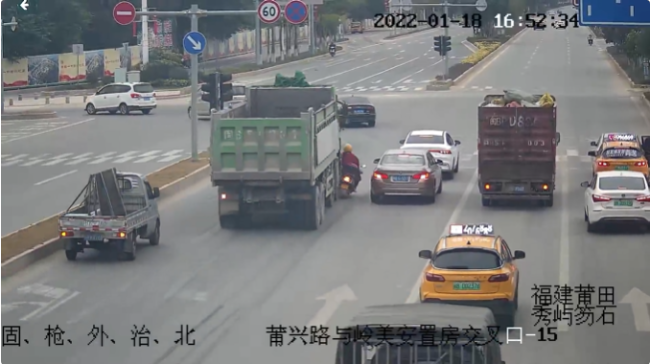 莆田:变道抢行,摩托车手惨遭截肢 - 警示曝光 - 福建交警网